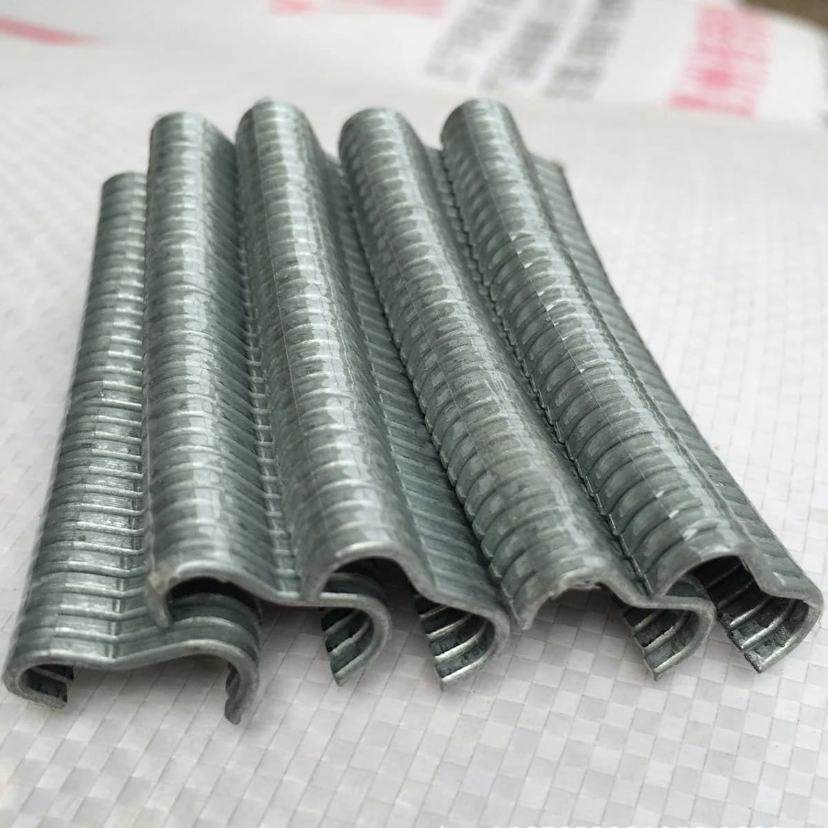 Hog Ring Plier with 600pcs Stainless Steel Clips